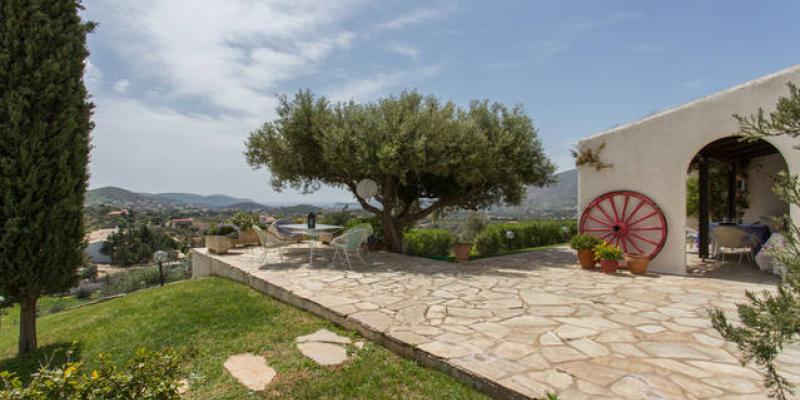 Owner Interview: Effi talks about her cottage near Athens