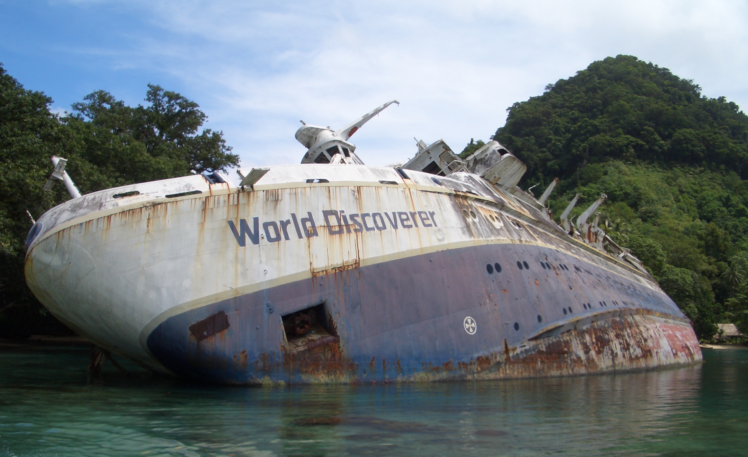 World_Discoverer_wreck