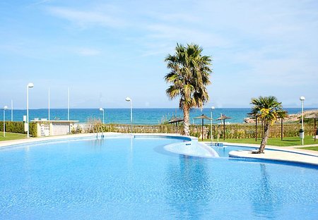 Apartment in Playa Romana-Carregador, Spain: Pool to beach