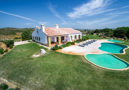 Villa in Burgau, Algarve: Exterior and swimming pools