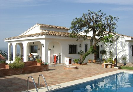 Villa in Alhaurín el Grande, Spain: Front of the Villa view from pool side