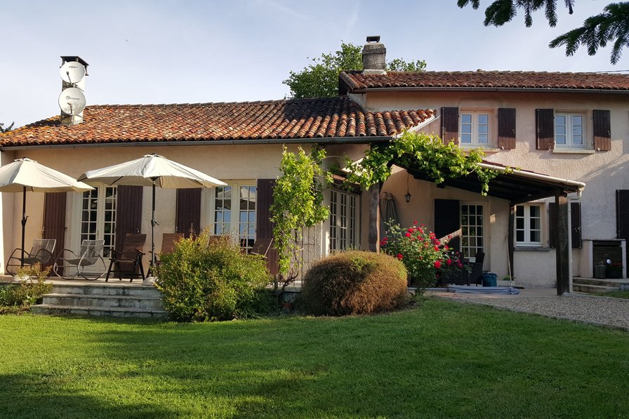 Farm house to rent in SaintQuentindeChalais, France with private