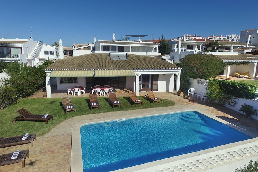Villa to rent in Olhos de Água, Algarve with private pool 189396