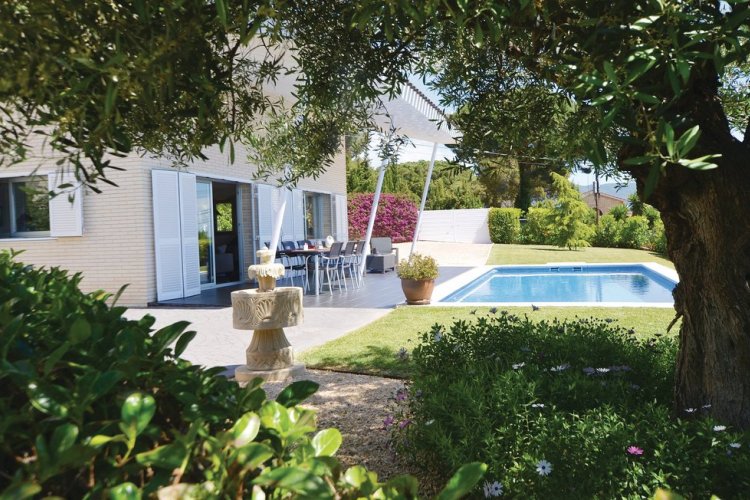 Villa to rent in Els Tres Turons, Spain with swimming pool ...