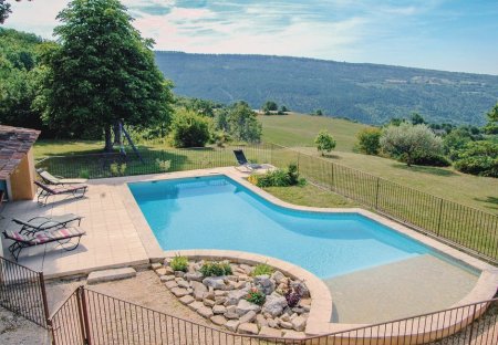 Villa in Sainte-Croix-à-Lauze, the South of France