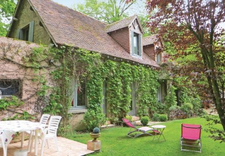 Apartment in Saint-Branchs, France