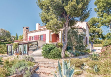 Villa in Est Reganat Destral, the South of France