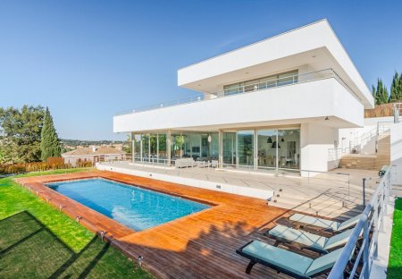 Villa in San Roque, Spain