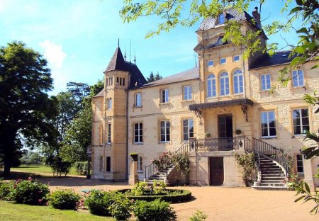 Chateau in Varennes-Vauzelles, France