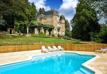 Chateau in Saint-Martin-de-Commune, France