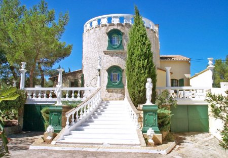 Villa in Beaucaire, the South of France