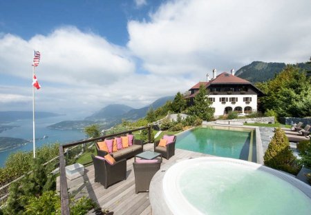 Villa in Faverges Centre, France: terrasse piscine, jacuzzi