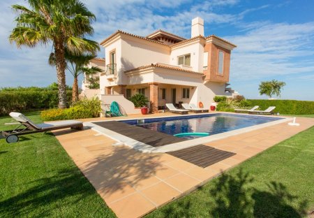 Villa in Monte Rei Golf & Country Club, Algarve