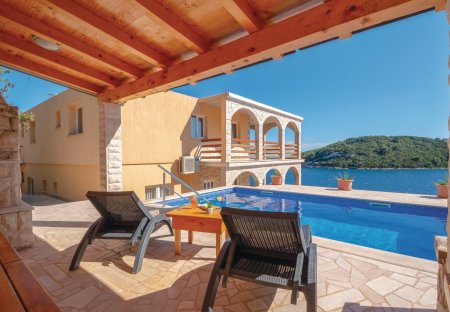 Apartment in Karbuni, Croatia