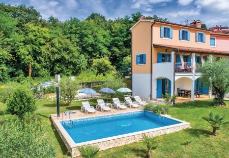 Villa in Mugeba - Monghebbo, Croatia