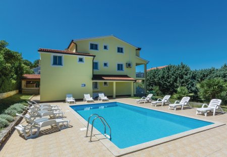 Apartment in Mugeba - Monghebbo, Croatia