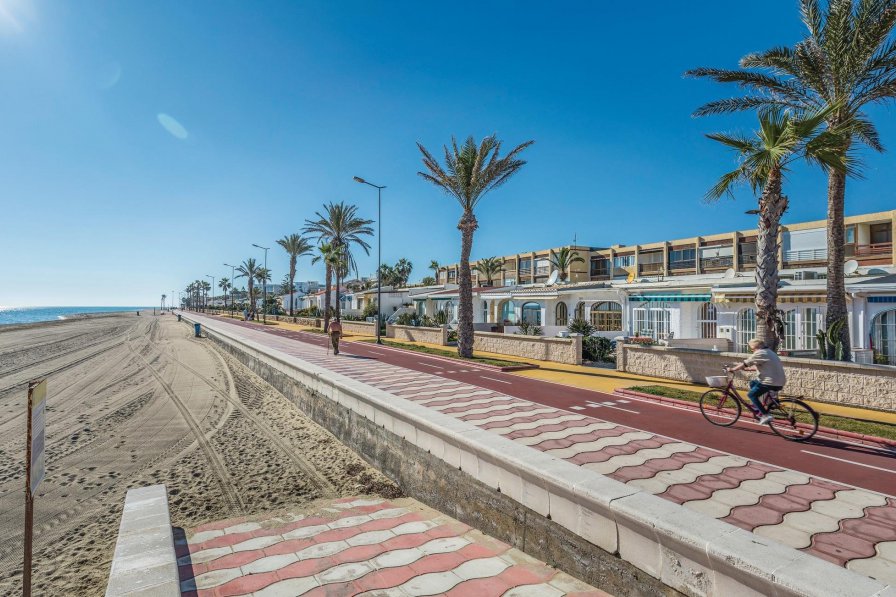 Apartment to rent in Urbanización Roquetas de Mar, Spain with shared