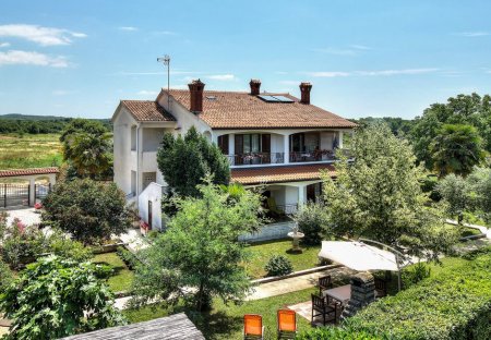 Apartment in Mugeba - Monghebbo, Croatia