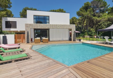 Studio Apartment in Les Viougues Ouest, the South of France