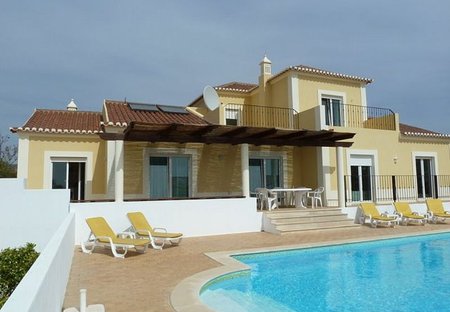 Villa in Alecrineira, Algarve: superb family villa with heated pool