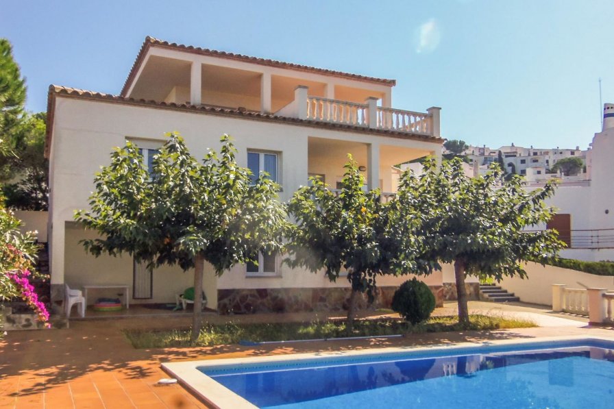 Villa to rent in L'Escala, Spain with private pool 236060