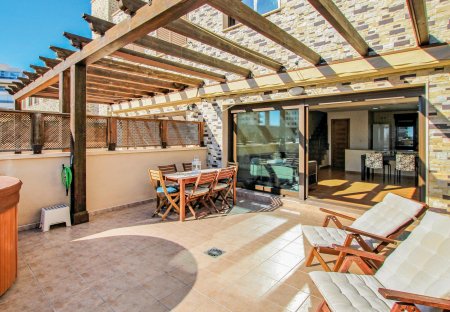 Villa in Los Arenales del Sol, Spain