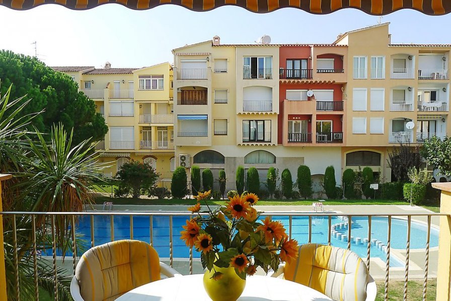 Apartment to rent in Empuriabrava, Spain with swimming pool 240831