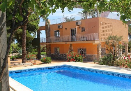 Villa in Elche, Spain: The side of the villa from the swimming pool