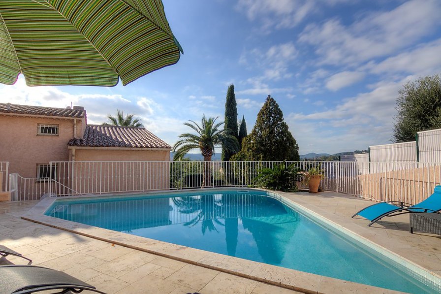 Owners abroad Mimosas