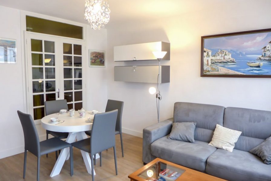 Owners abroad Victor Hugo