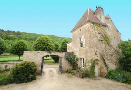 House in Sermizelles, France