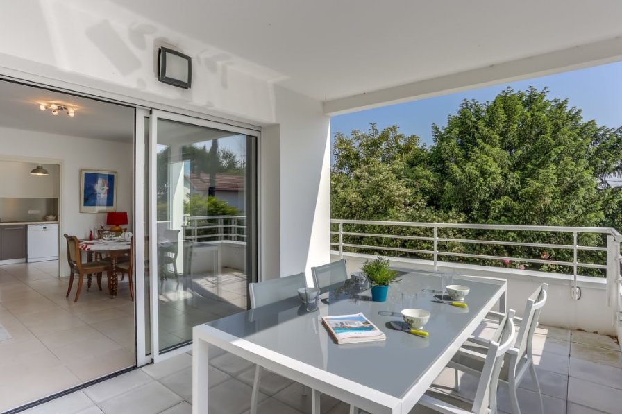 Owners abroad Comete