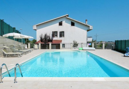 Apartment in Collecorvino, Italy
