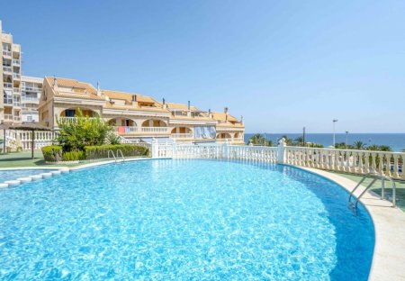 Villa in Los Arenales del Sol, Spain