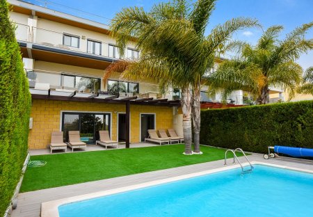 Villa in Meia Praia, Algarve