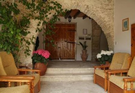 Apartment in Kalavasos, Cyprus: Relax in the shade of the hallway with a good book