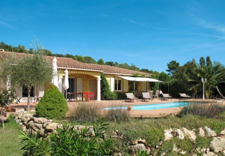 House in Bagnols-en-Forêt, the South of France