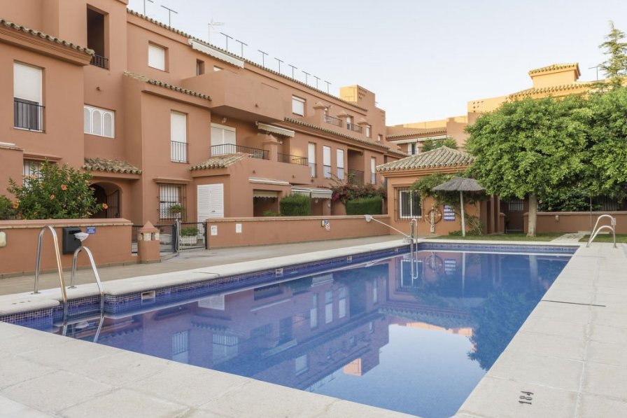 Apartment to rent in Rota, Spain with swimming pool 280325