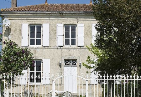 Country House in Villeneuve-la-Comtesse, France