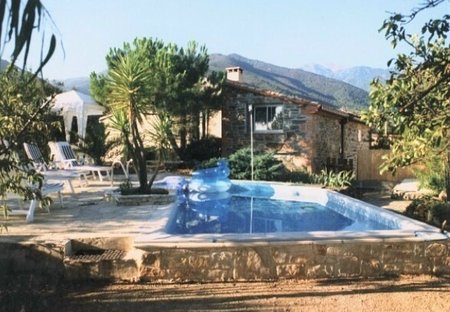 Farm House in Rigarda, the South of France: Mas Montebello overall view