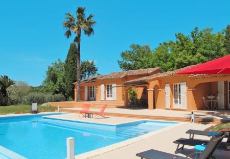 House in Bagnols-en-Forêt, the South of France