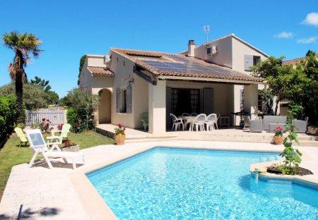 House in L'Isle-sur-la-Sorgue, the South of France