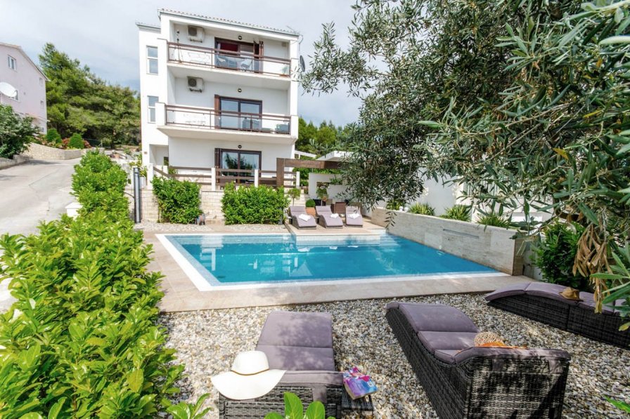 Apartment to rent in Okrug Gornji, Croatia with shared pool 284514