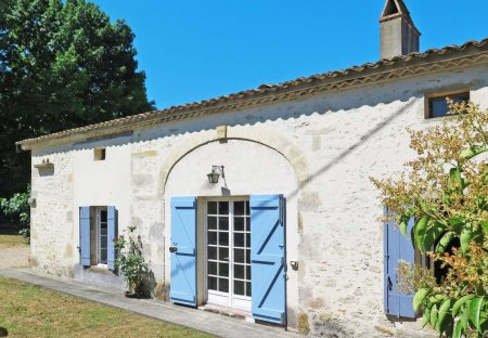 House in Saint-Antoine-du-Queyret, France