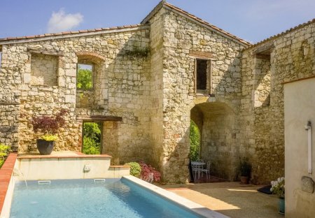 Gite in Maubec, the South of France