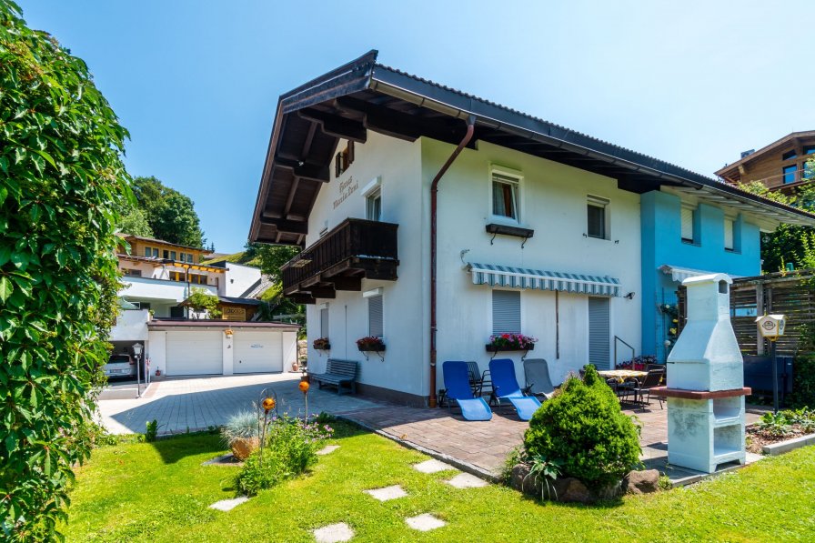 Owners abroad Maria Leni