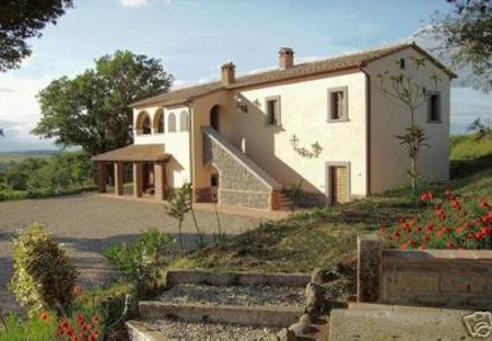 Villa in Orvieto, Italy: Villa and poppies.