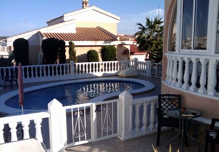Villa in Ciudad Quesada, Spain: Pool area now enclosed with lockable gates...safer for young child..