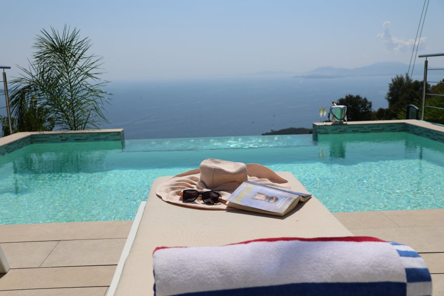 Villa in Greece, Sinies