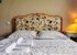Chambre 3 : lit en 160 cm, lit en, armoire de rangement, moustiquaire.